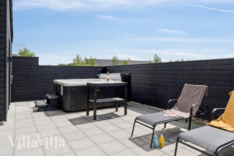 Nyd en grillaften på terrassen i luksushus nr. 608 i Vestjylland