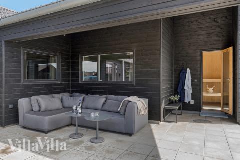 På terrassen i sommerhus nr. 608 er der plads til 26 personer.