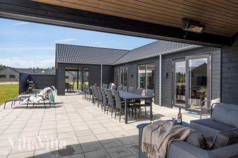 Stor terrasse ved luksushus nr. 608 i Vestjylland.
