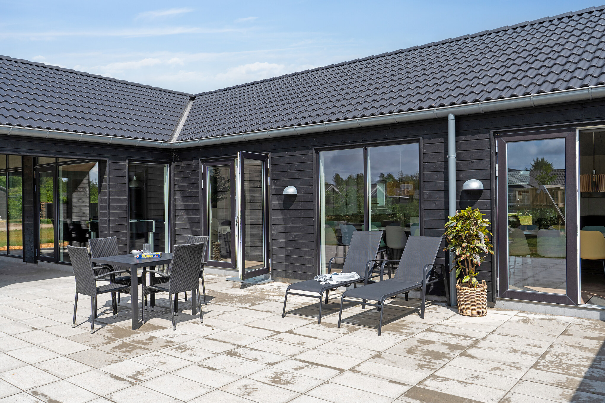 Luksushus nr. 605 har en dejlig terrasse med gode havemøbler til 24 personer.