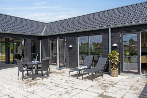 Luksushus nr. 605 har en dejlig terrasse med gode havemøbler til 24 personer.