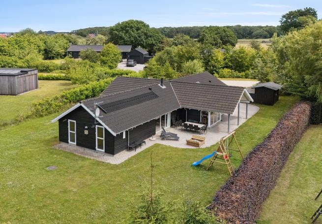 Dette skønne poolhus nr. 268 med plads til 14 personer ligger i Østjylland