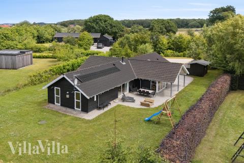 Dette skønne poolhus nr. 268 med plads til 14 personer ligger i Østjylland