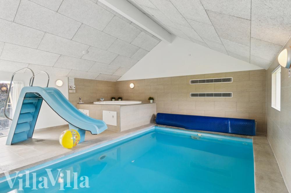 Sommerhus 268 er indrettet med en lækker poolafdeling med vandrutsjebane, dejlig stor indbygget spabad og sauna
