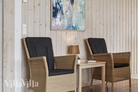 I kan sagtens side 14 personer sammen i sommerhusets opholdsrum, når I besøger luksushus 268 i Østjylland.