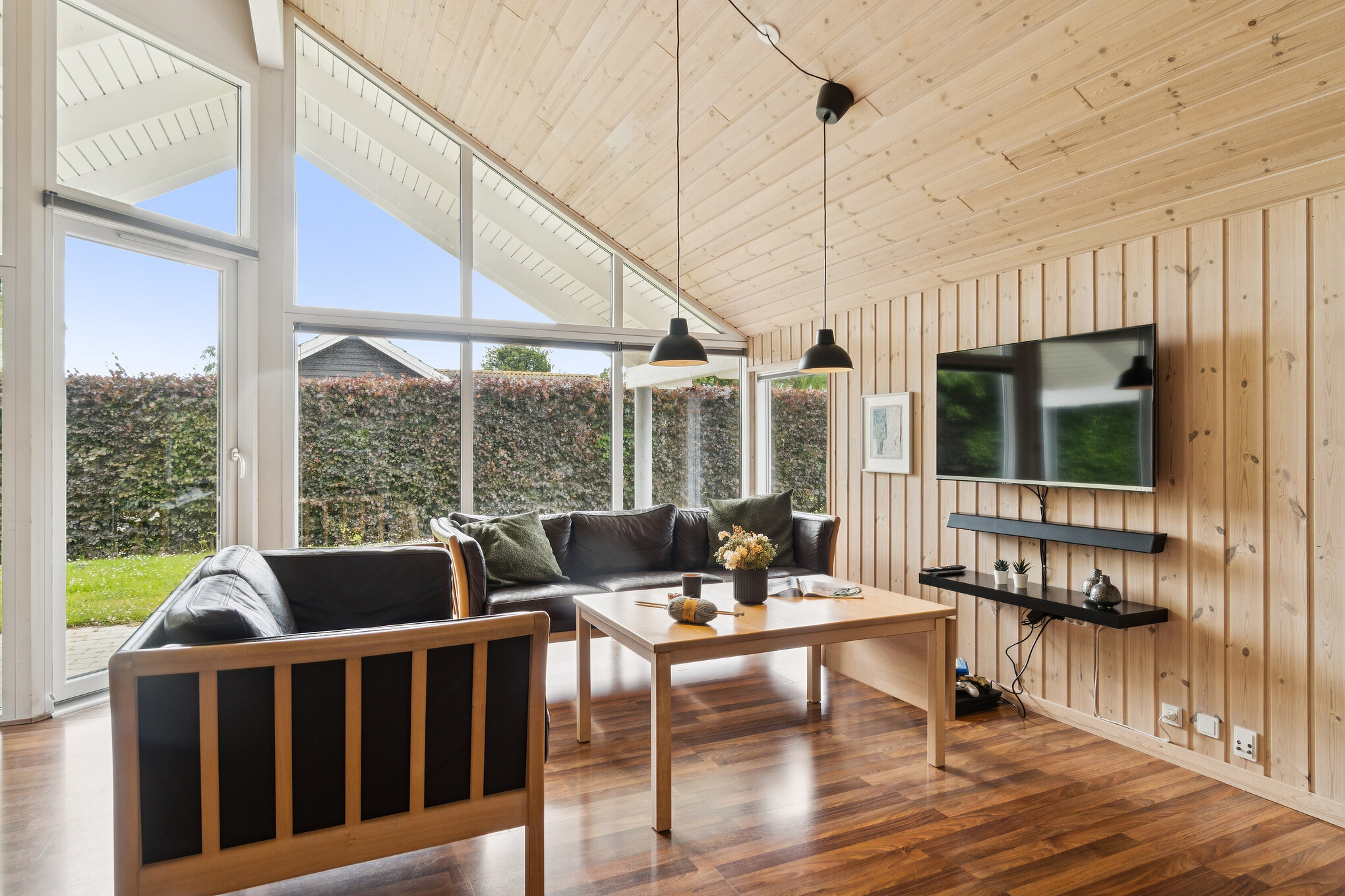 Der er mulighed for hygge i sommerhusets sofaarrangement, når I besøger luksushus nr. 268