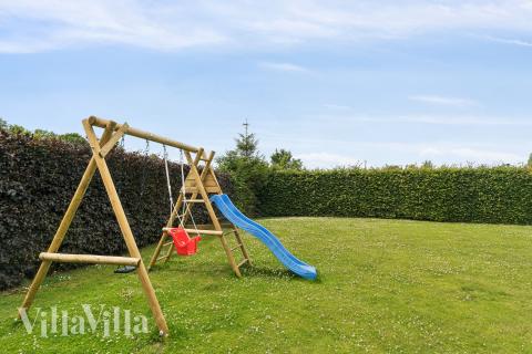 I det attraktive aktivitesrum i luksushus nr. 268 i Østjylland  er der masser af udendørs aktiviteter, f.eks. legetårn og gynge