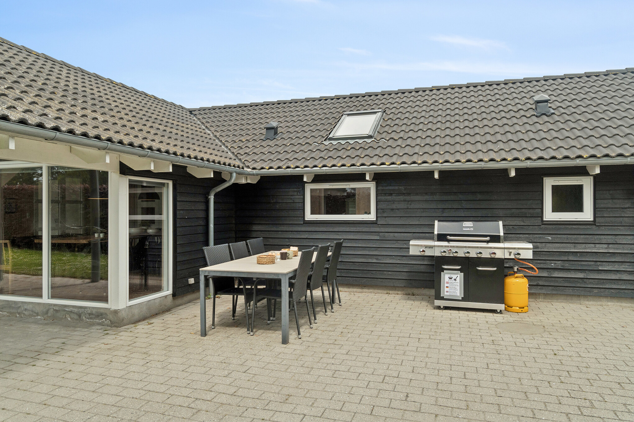 På terrassen i sommerhus nr. 268 er der plads til 14 personer.