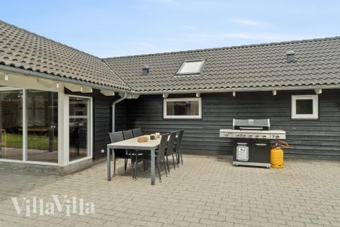 På terrassen i sommerhus nr. 268 er der plads til 14 personer.