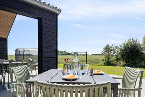 Luksushus nr. 667 har en dejlig terrasse med gode havemøbler til 18 personer.