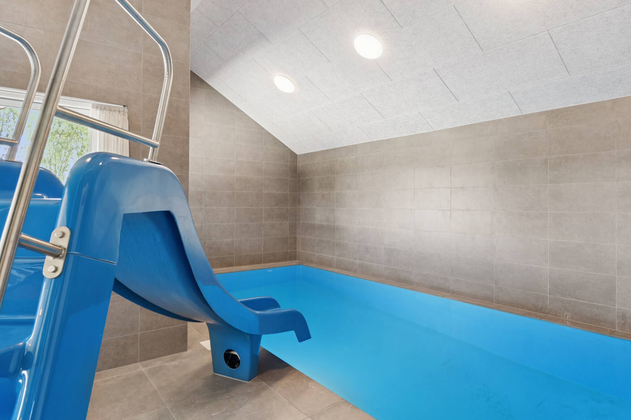 Sommerhus 667 er indrettet med en lækker poolafdeling med vandrutsjebane, dejlig stor indbygget spabad og sauna