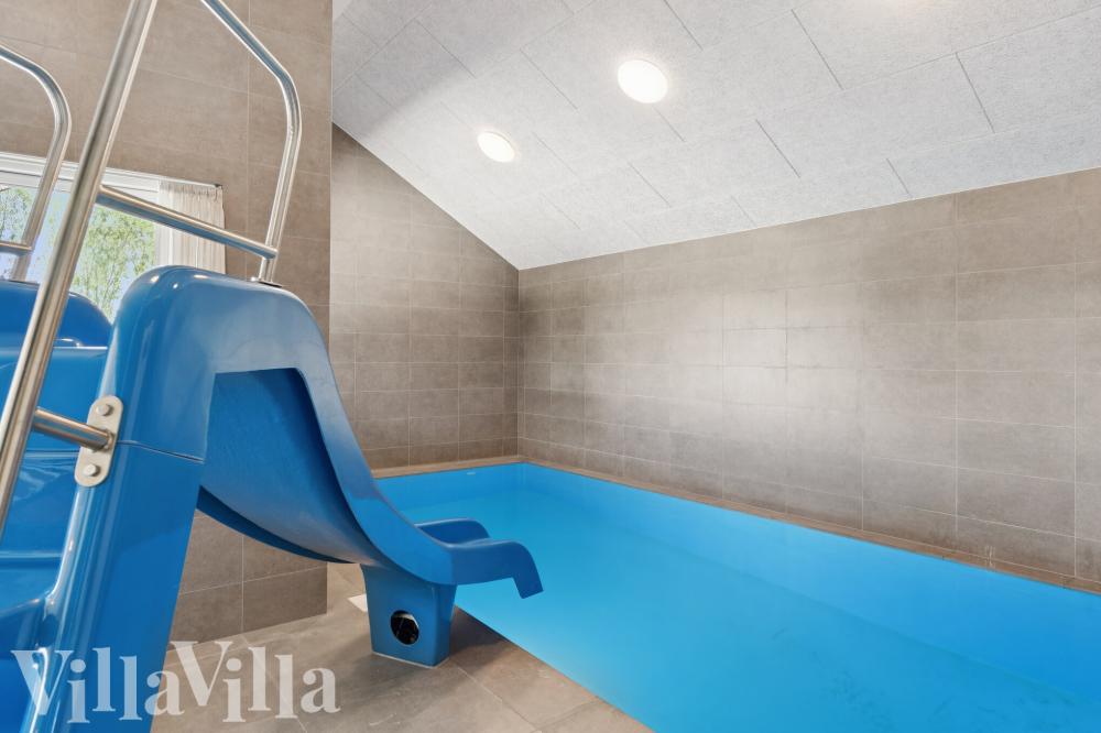 Sommerhus 667 er indrettet med en lækker poolafdeling med vandrutsjebane, dejlig stor indbygget spabad og sauna