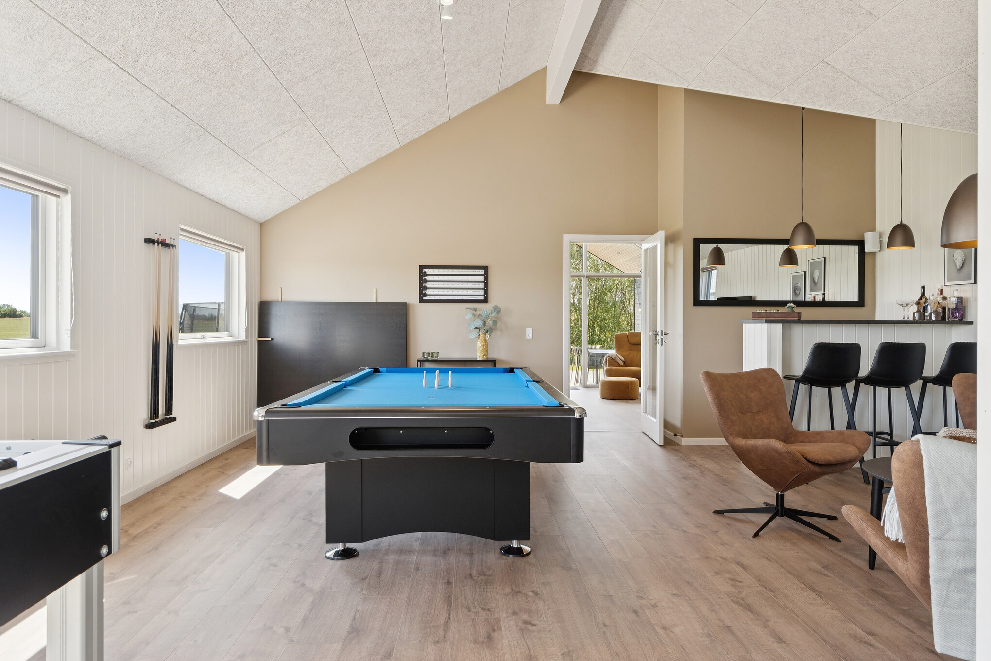 Ud over de mange timer, man kan bruge i husets pool-afdeling, så byder luksushus 667 også på billard/bordtennis og dart