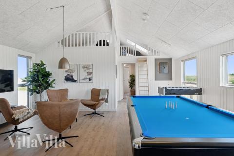 Luksushus 667 til 18 personer byder på et stort aktivitetsrum med bl.a. billard og dart