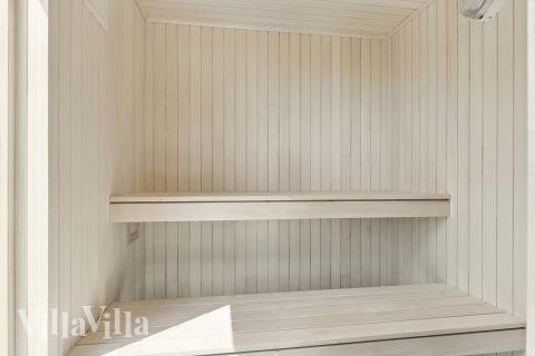 Nyd varmen i saunaen i luksushus nr. 667 til 18 personer