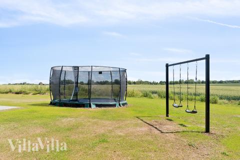 I det attraktive aktivitesrum i luksushus nr. 667 i Fyn og øer  er der masser af udendørs aktiviteter, f.eks. legetårn og gynge