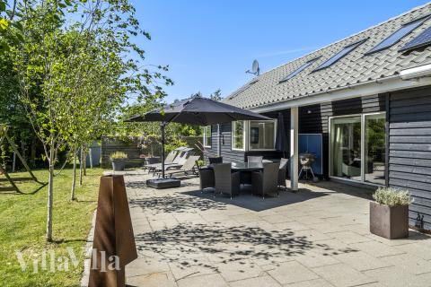 Luksushus nr. 339 har en dejlig terrasse med gode havemøbler til 16 personer.