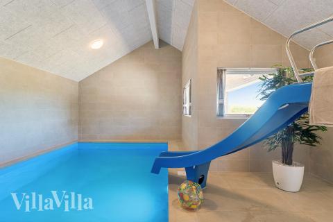 Sommerhus 671 er indrettet med en lækker poolafdeling med vandrutsjebane, dejlig stor indbygget spabad og sauna