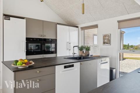 Køkkenet i luksushus nr. 671 er udstyrret, så I let kan lave mad til 20 personer.