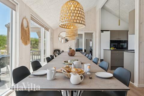 I kan sagtens side 20 personer sammen i sommerhusets opholdsrum, når I besøger luksushus 671 i Fyn og øer.