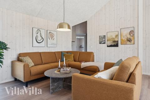Sofaen i luksushus 671 i Fyn og øer indbyder til brætspil eller at se en film sammen.