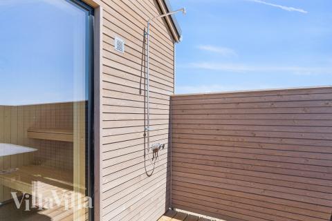 Luksushus nr. 671 har en dejlig terrasse med gode havemøbler til 20 personer.