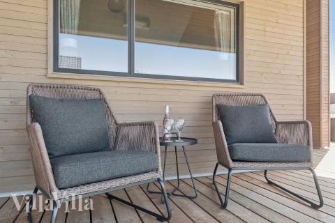 På terrassen i sommerhus nr. 671 er der plads til 20 personer.