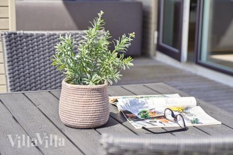 På terrassen i sommerhus nr. 619 er der plads til 30 personer.