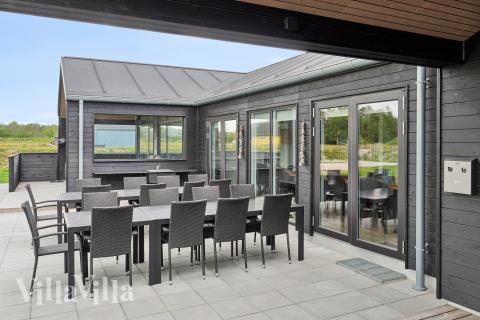 På terrassen i sommerhus nr. 652 er der plads til 20 personer.