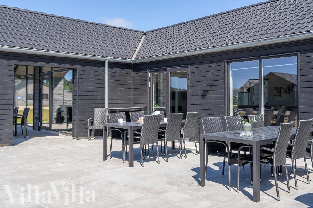 Luksushus nr. 673 har en dejlig terrasse med gode havemøbler til 20 personer.