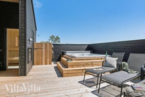 Luksushus nr. 656 har en dejlig terrasse med gode havemøbler til 20 personer.
