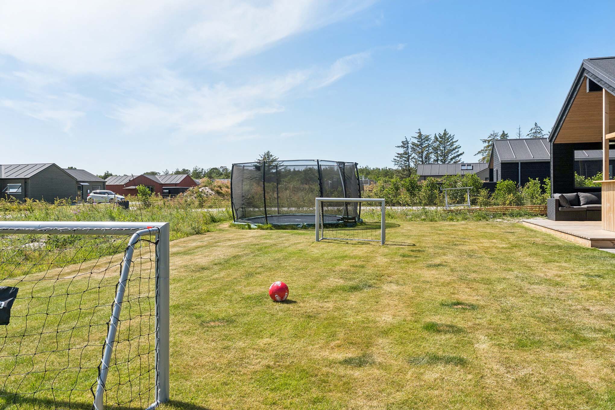 I det attraktive aktivitesrum i luksushus nr. 656 i Nordjylland  er der masser af udendørs aktiviteter, f.eks. legetårn og gynge