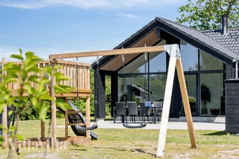 I det attraktive aktivitesrum i luksushus nr. 644 i Lolland/Falster/Møn  er der masser af udendørs aktiviteter, f.eks. legetårn og gynge