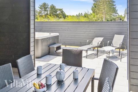 På terrassen i sommerhus nr. 644 er der plads til 14 personer.