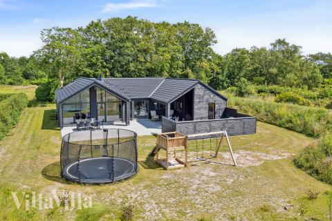 Flot sommerhus nr. 644 med god plads til op til 14 personer