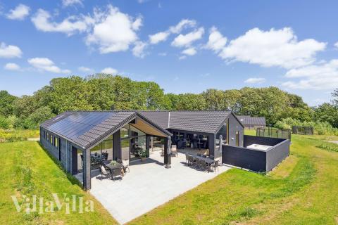 Dette skønne poolhus nr. 663 med plads til 18 personer ligger i Sydjylland