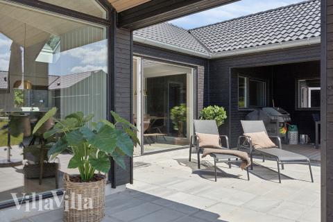 Luksushus nr. 663 har en dejlig terrasse med gode havemøbler til 18 personer.