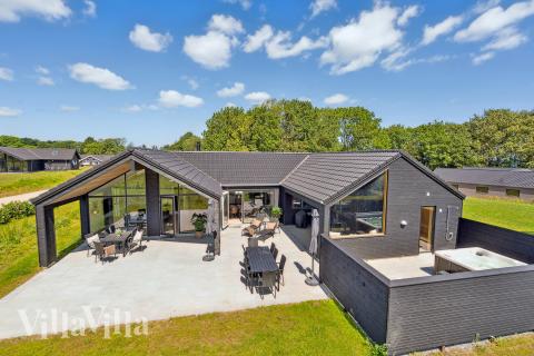 Flot sommerhus nr. 663 med god plads til op til 18 personer