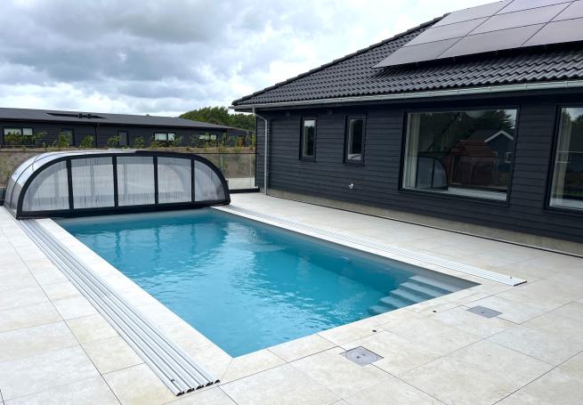 Sommerhus 686 er indrettet med en lækker poolafdeling med vandrutsjebane, dejlig stor indbygget spabad og sauna
