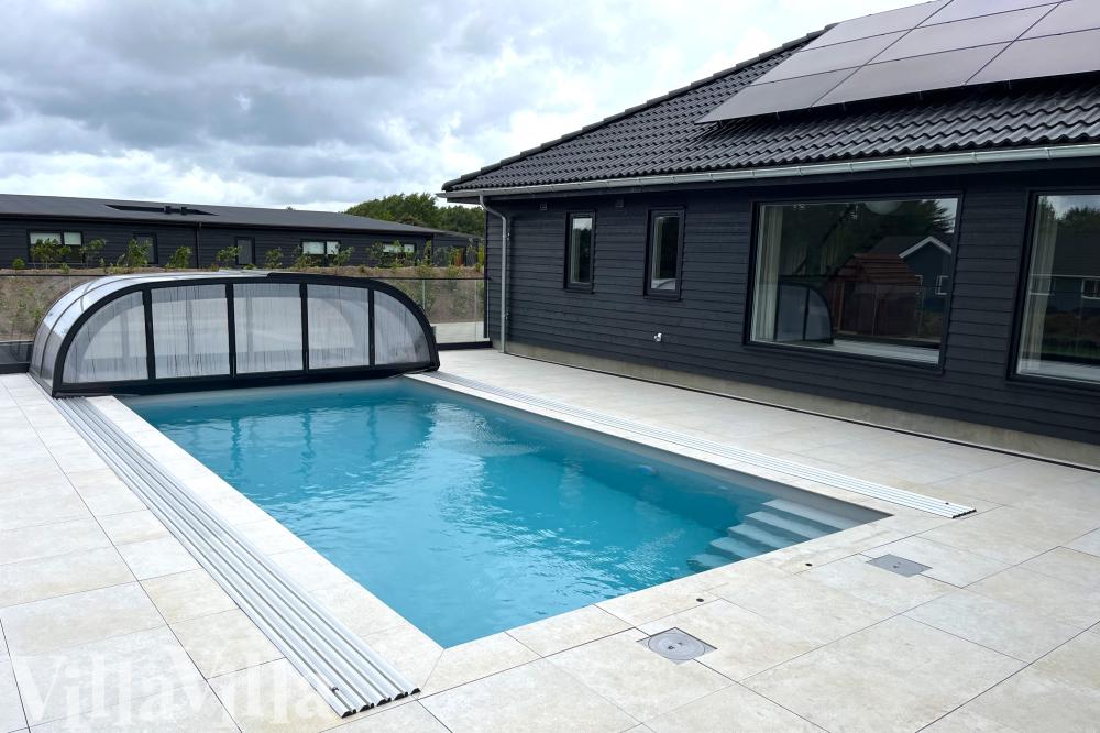 Sommerhus 686 er indrettet med en lækker poolafdeling med vandrutsjebane, dejlig stor indbygget spabad og sauna
