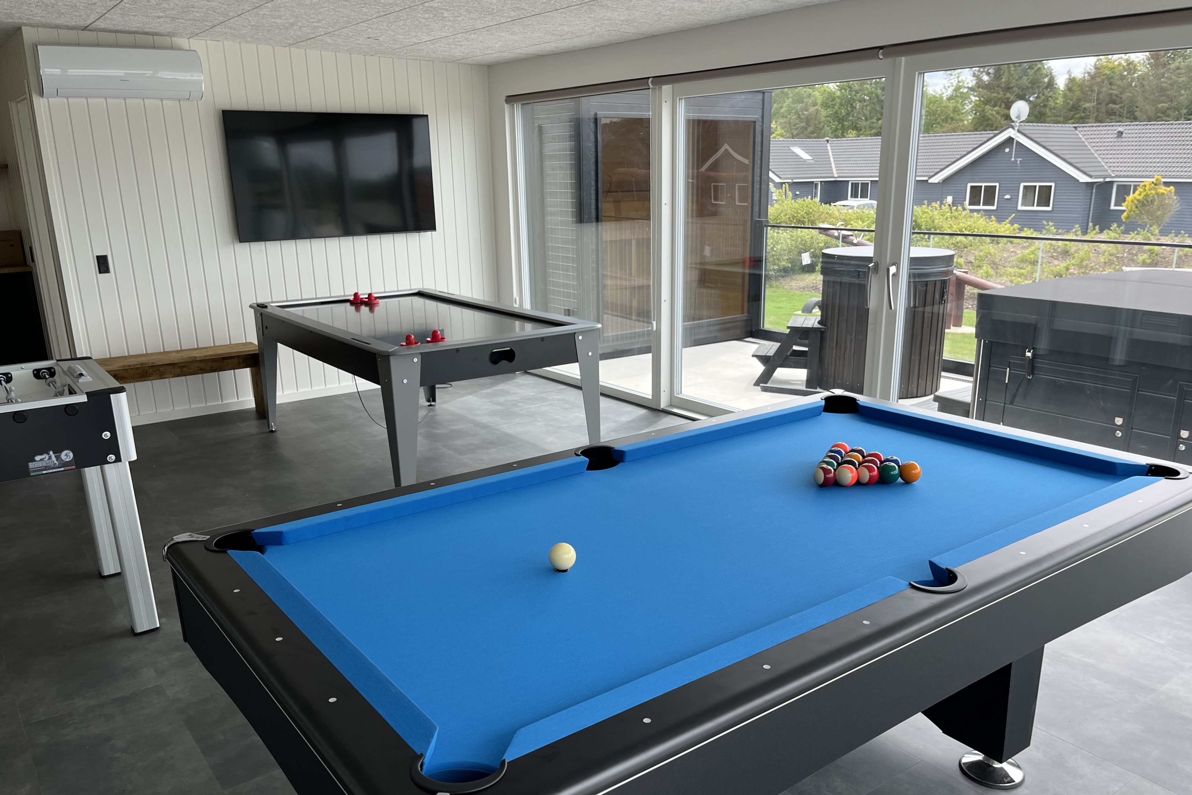 Ud over de mange timer, man kan bruge i husets pool-afdeling, så byder luksushus 686 også på billard/bordtennis og dart