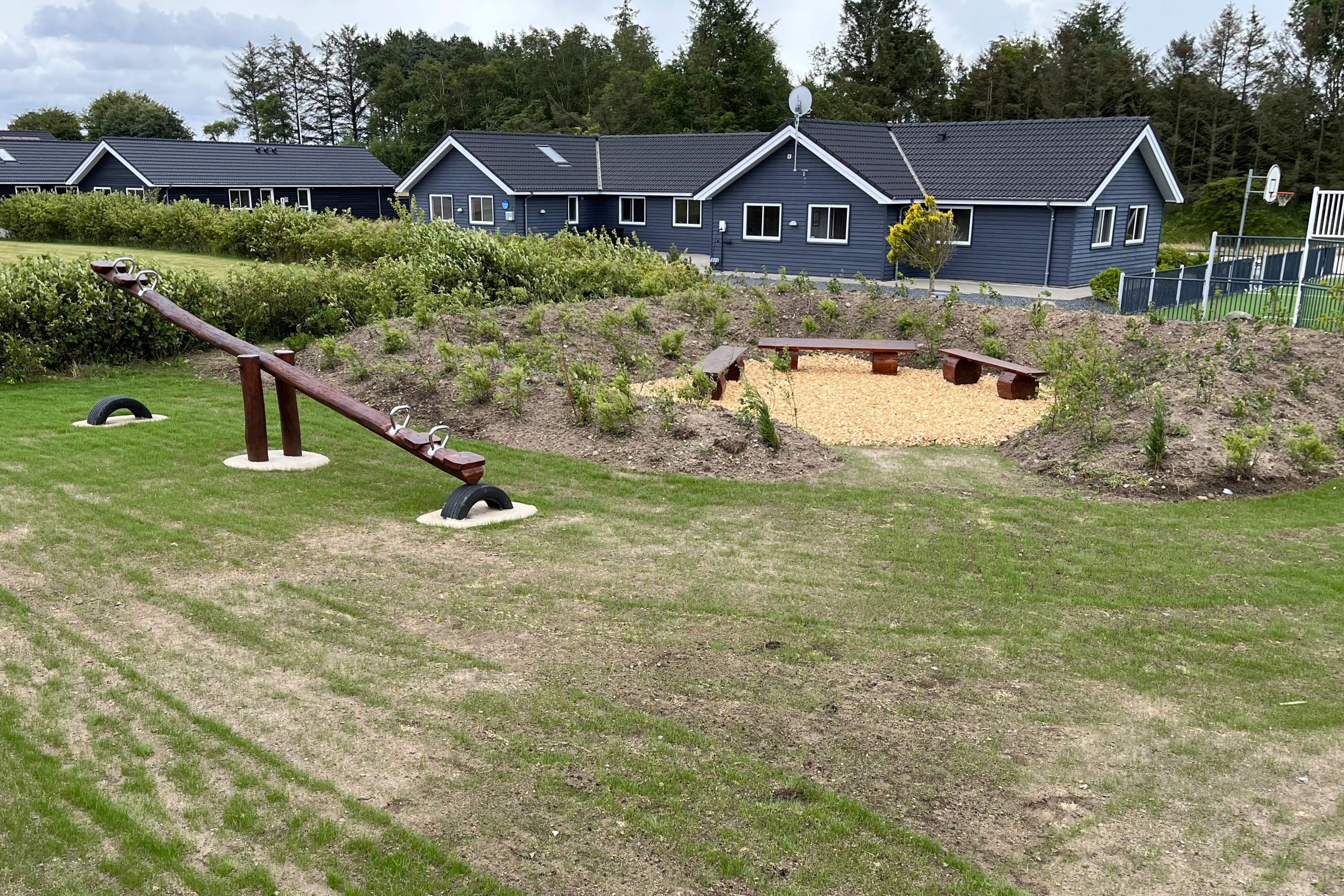 I det attraktive aktivitesrum i luksushus nr. 686 i Limfjorden  er der masser af udendørs aktiviteter, f.eks. legetårn og gynge