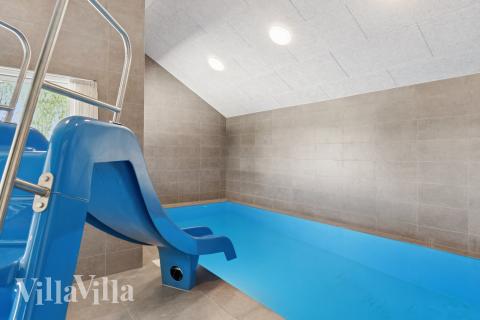 Sommerhus 667 er indrettet med en lækker poolafdeling med vandrutsjebane, dejlig stor indbygget spabad og sauna