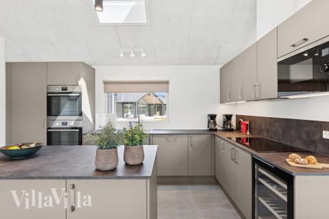 Køkkenet i luksushus nr. 667 er udstyrret, så I let kan lave mad til 18 personer.