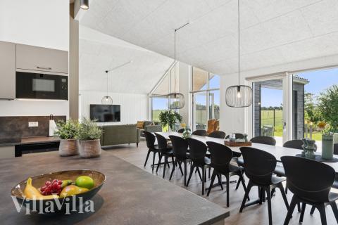 Det store lyse opholdrum i luksushus nr. 667 til 18.