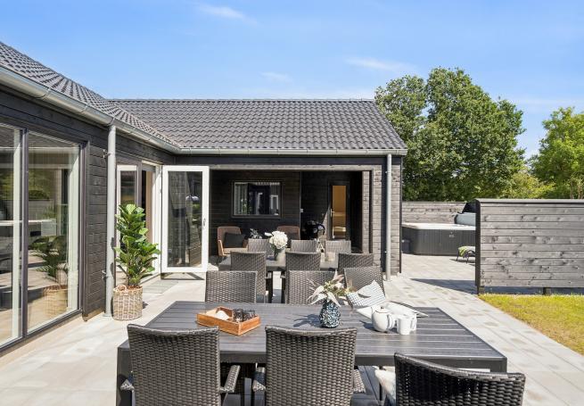 Luksushus nr. 657 har en dejlig terrasse med gode havemøbler til 20 personer.