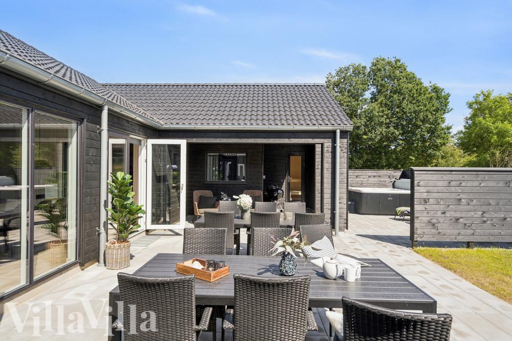 Luksushus nr. 657 har en dejlig terrasse med gode havemøbler til 20 personer.