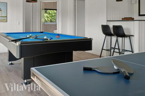 Dyst i sommerhusets aktivitetsrum, når I besøger luksushus nr. 657 i Sydjylland.