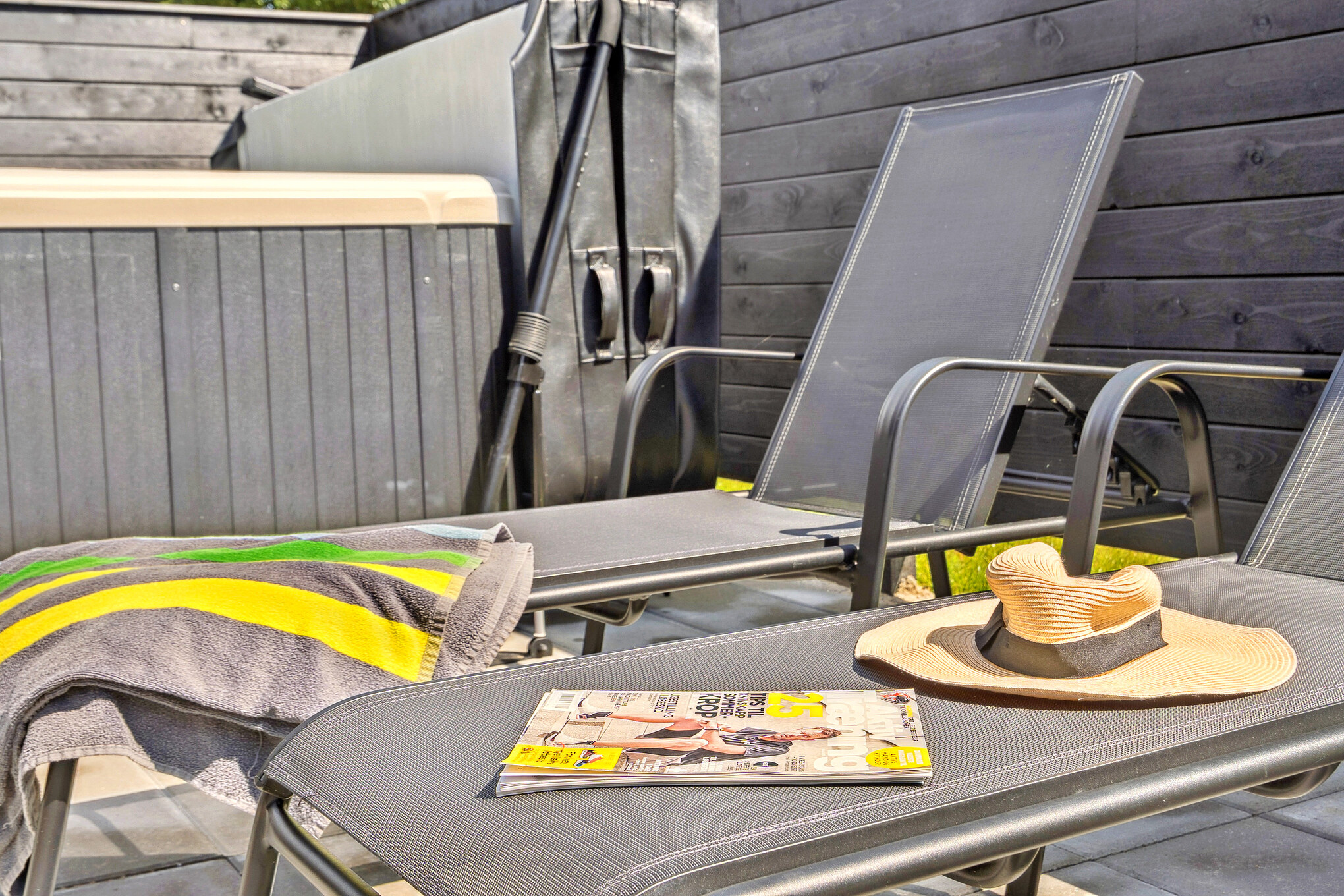 På terrassen i sommerhus nr. 657 er der plads til 20 personer.