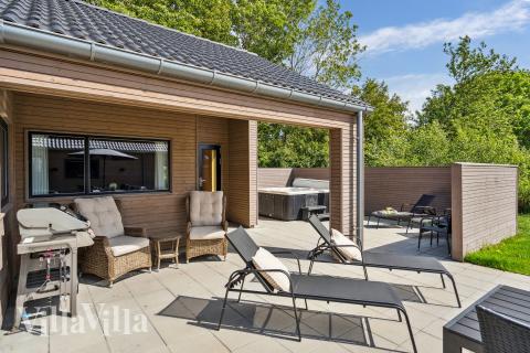Luksushus nr. 612 har en dejlig terrasse med gode havemøbler til 24 personer.